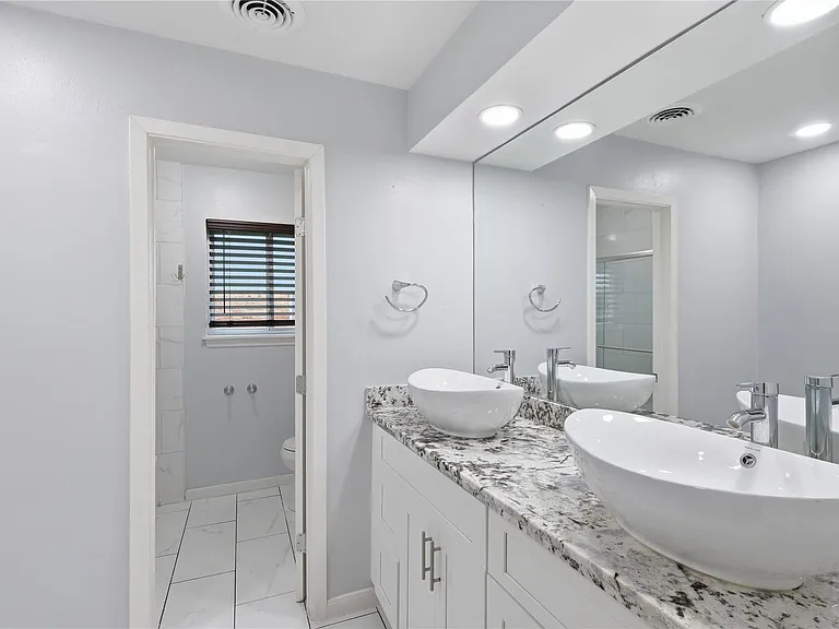 5347 Rutherglenn Dr — Photo 17