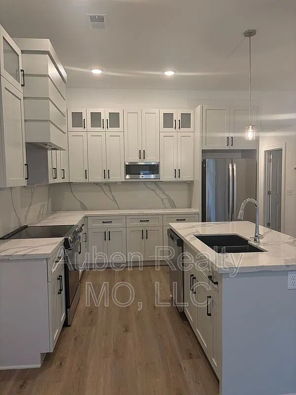 3 bed, 2.0 bath, 1243 sqft, $2,395 — Photo 4