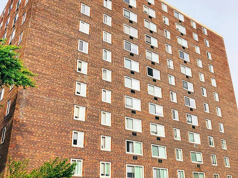 Hyde Park West Apartments & Townhomes — Photo 29