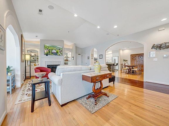4th image of 2208 Jefferson St S #313