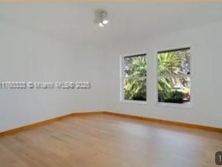 242 SE Duval Ave — Photo 5