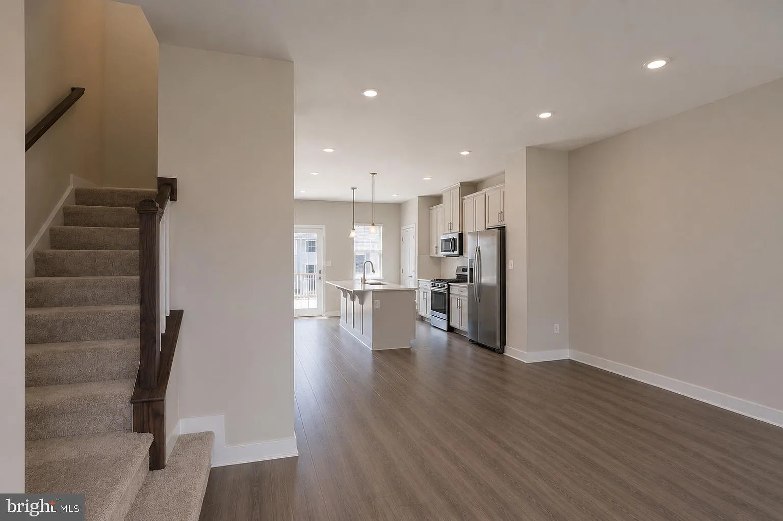 4 bed, 5.0 bath, 2080 sqft, $3,850 — Photo 4