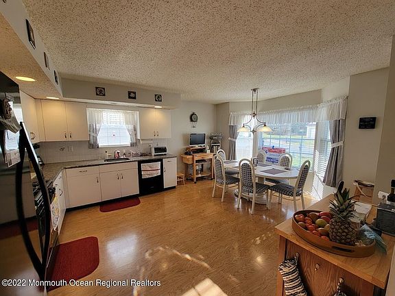 5th image of 13 Beaver Hollow Dr
