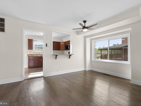 5th image of 955 Stormont Cir