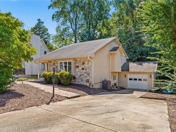 120 Carrisbrooke Ln, Winston Salem, NC 27104