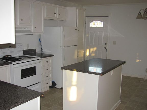 3rd image of 400 Louis Dr