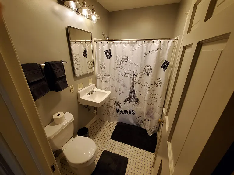 220 W 21st St #3 — Photo 15