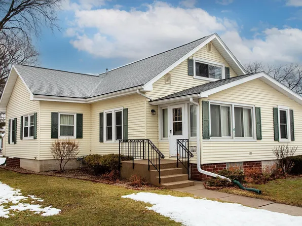 611 4th St NW, Waverly, IA 50677