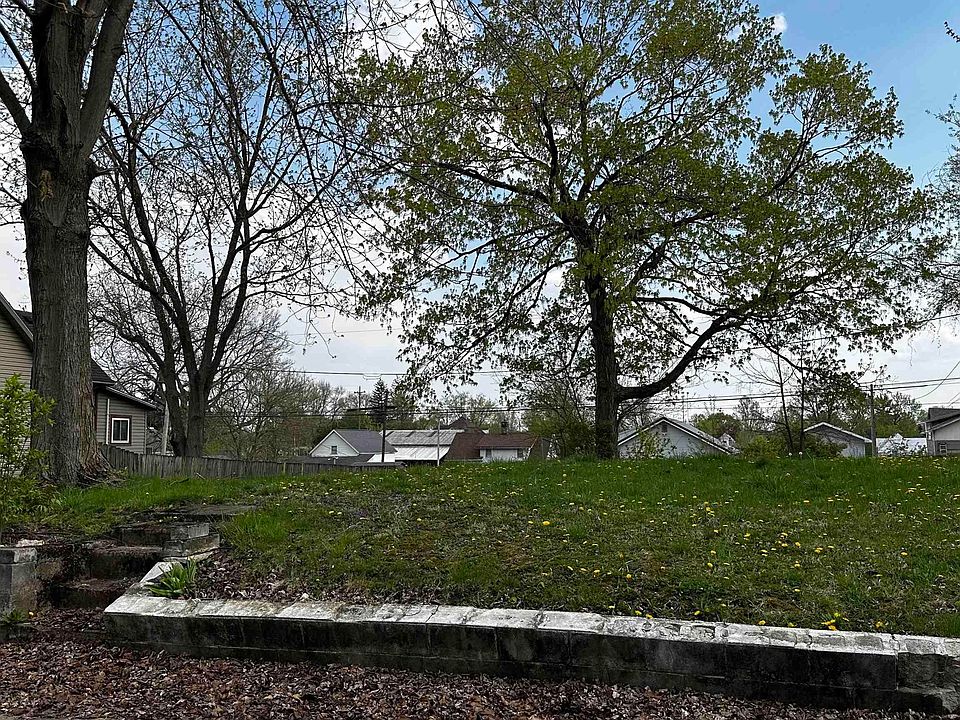 2nd image of 131 E Maple St