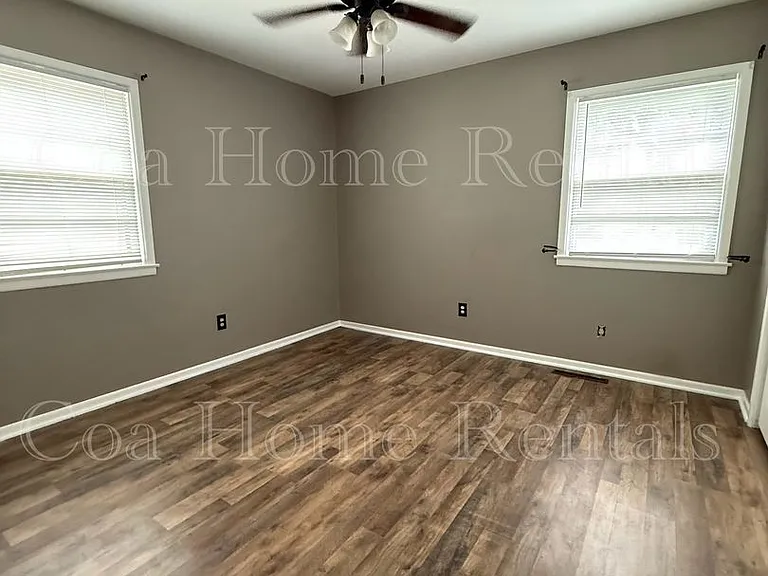 535 S Derby Ave — Photo 9