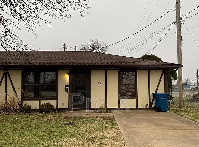 423 W Elk St — Photo 1