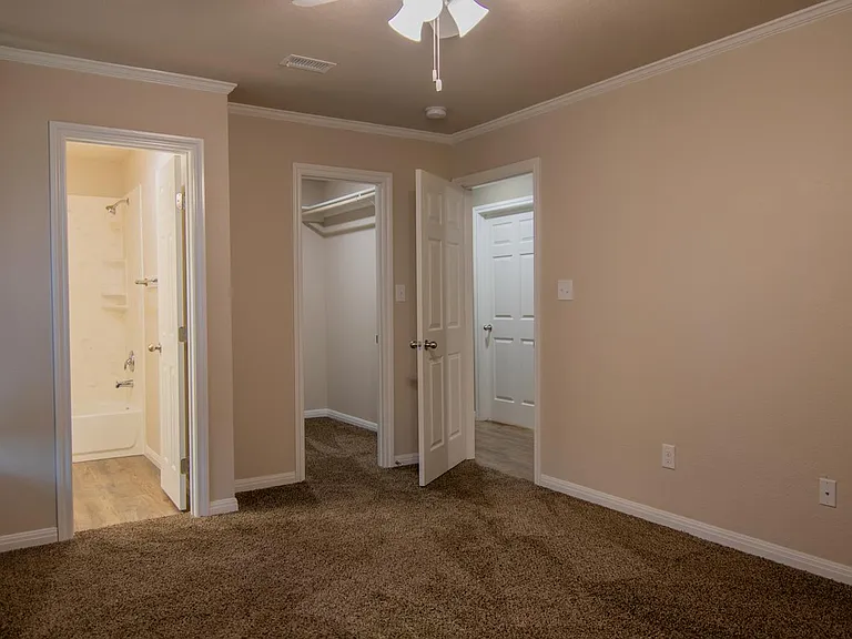 Creekside Apartments — Photo 8