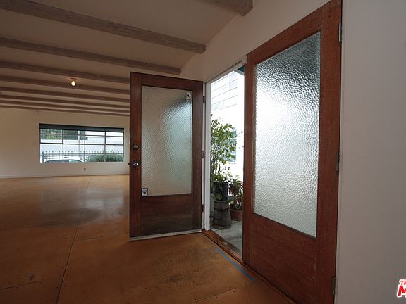 5th image of 818 Hampton Dr Ste 2