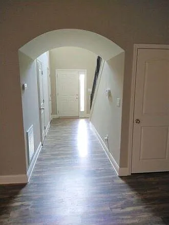 3 bed, 2.5 bath, 1938 sqft, $2,495 — Photo 2