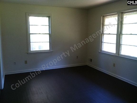 2nd image of 911 Old Oak Dr