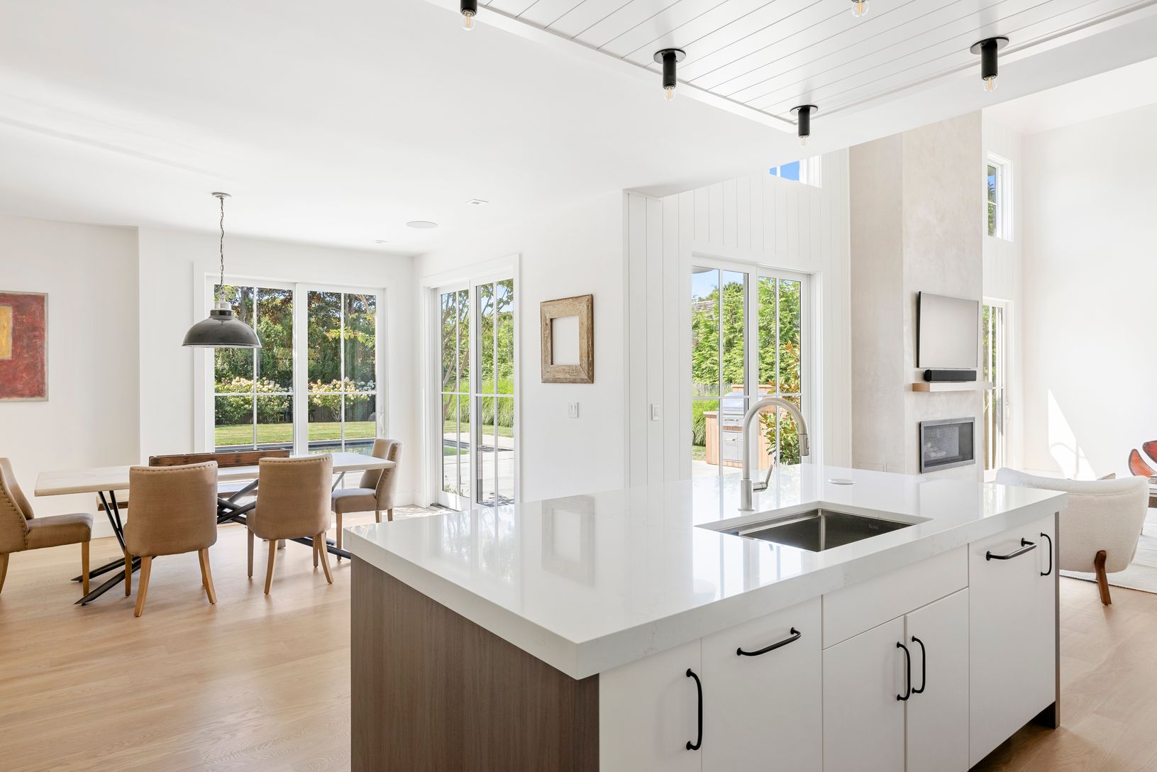 Entertainer’s Island