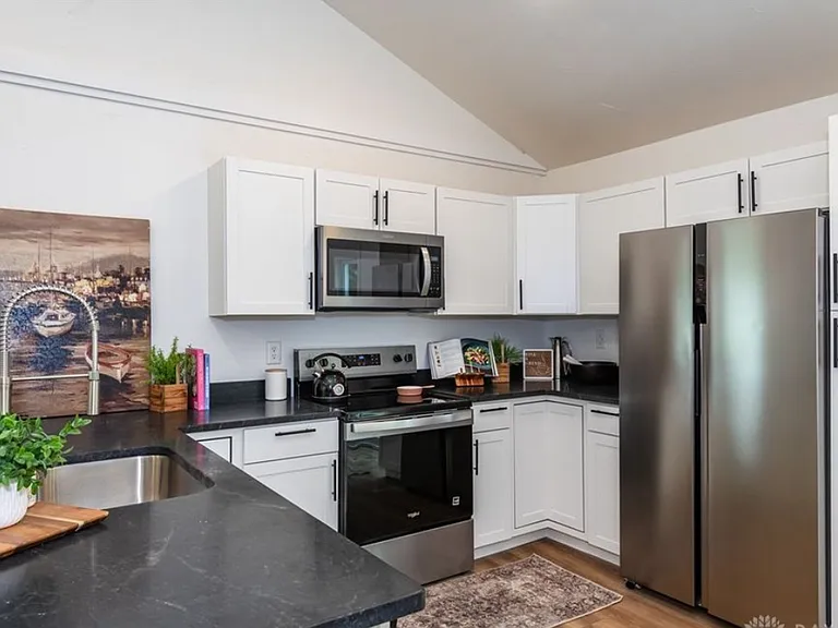 457 Marchmont Dr — Photo 4
