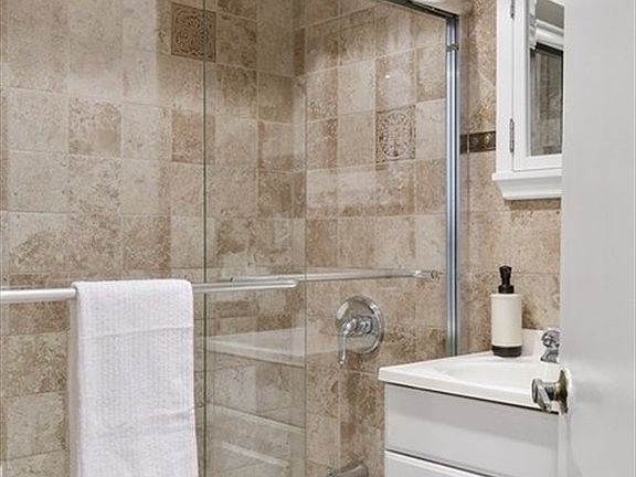 5th image of 171 W 73rd St APT 7