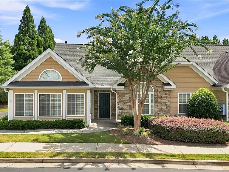 3204 Village Ln — Photo 3