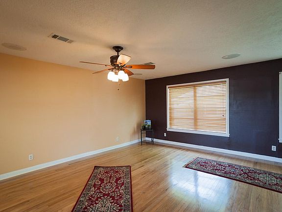  Living room with lots of light.