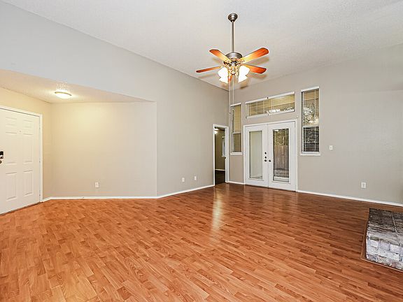 4th image of 208 Vines Dr