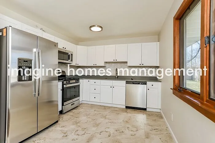 1117 Burgundy Ln — Photo 3