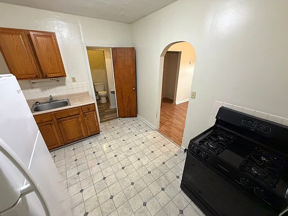3rd image of 2215 Maple Ave #8