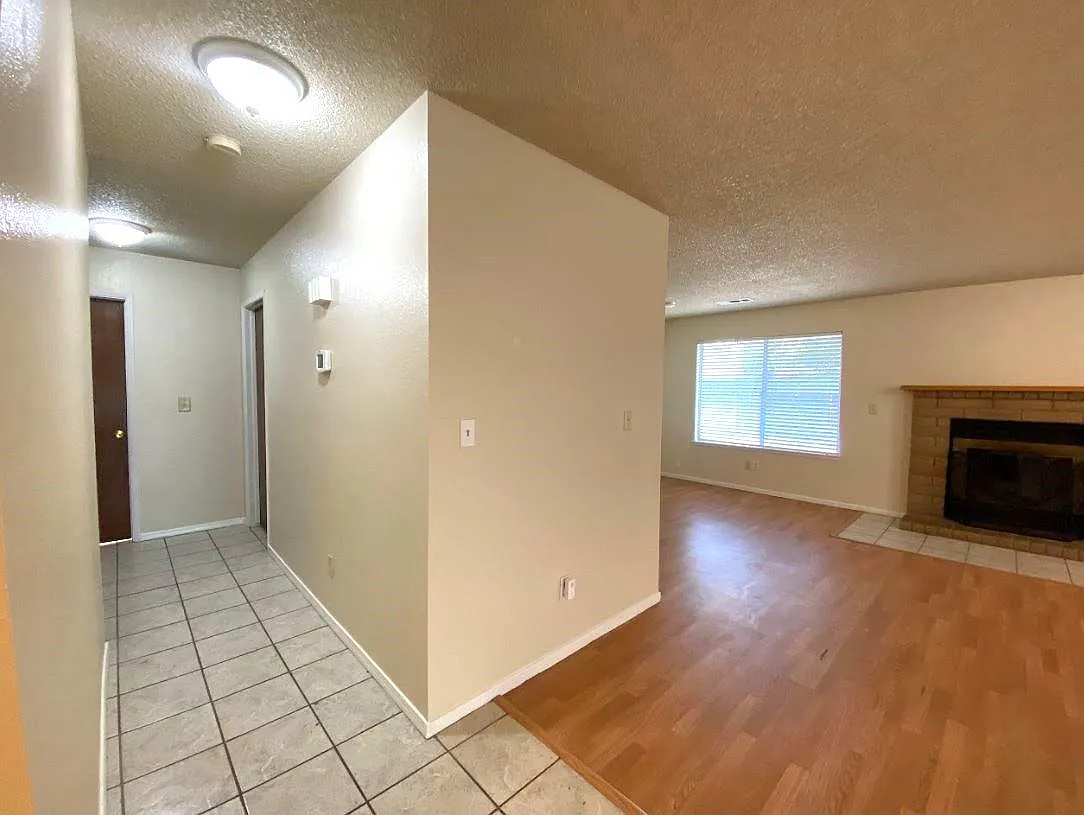3 bed, 1424 sqft, $2,000 — Photo 2