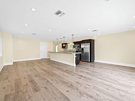 5th image of 804 N Victoria Park Road