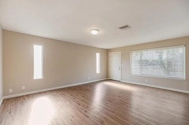 341 Greenoch Way — Photo 2