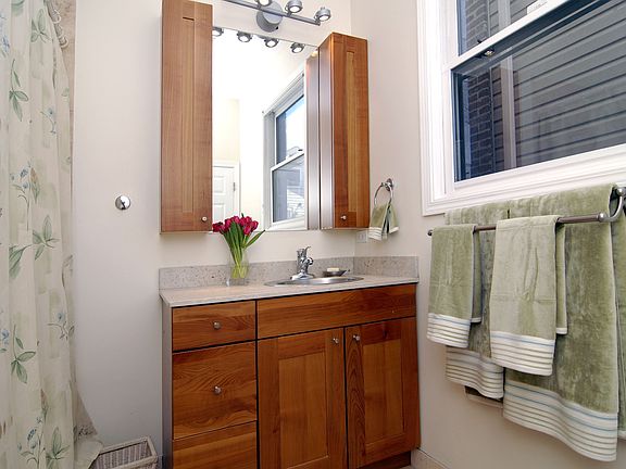 5th image of 526 N Claremont Ave #1