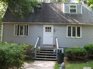 34 Stuyvesant St, Huntington, NY 11743