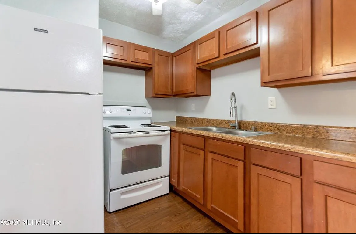3 bed, 822 sqft, $1,300 — Photo 2