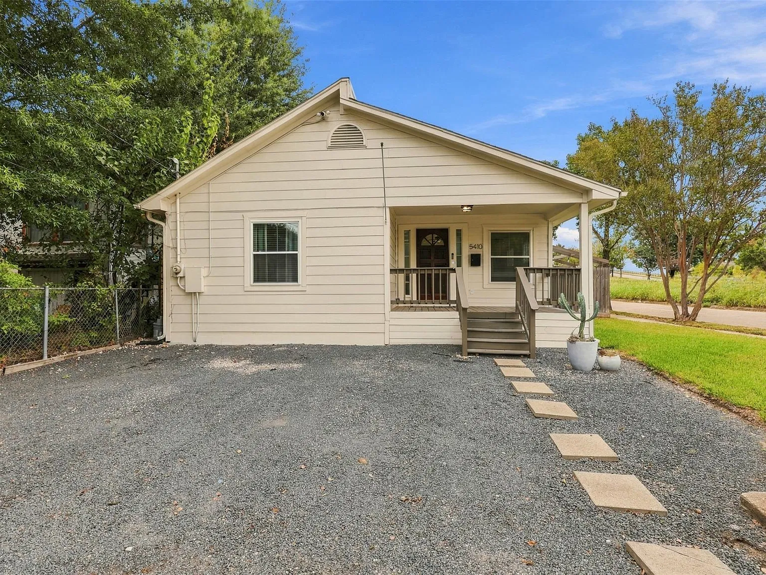 3 bed, 2.0 bath, 1524 sqft, $2,700 — Photo 2