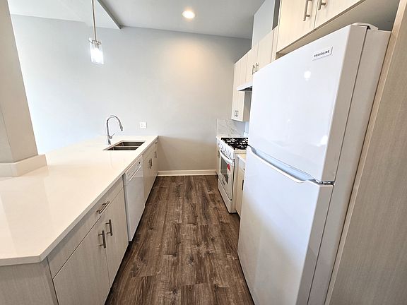 4th image of 3176 S Archer Ave #307