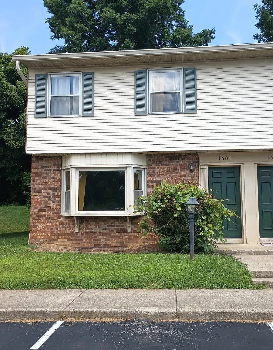 3 bed, 1.5 bath, 1570 sqft, $1,300 — Photo 1