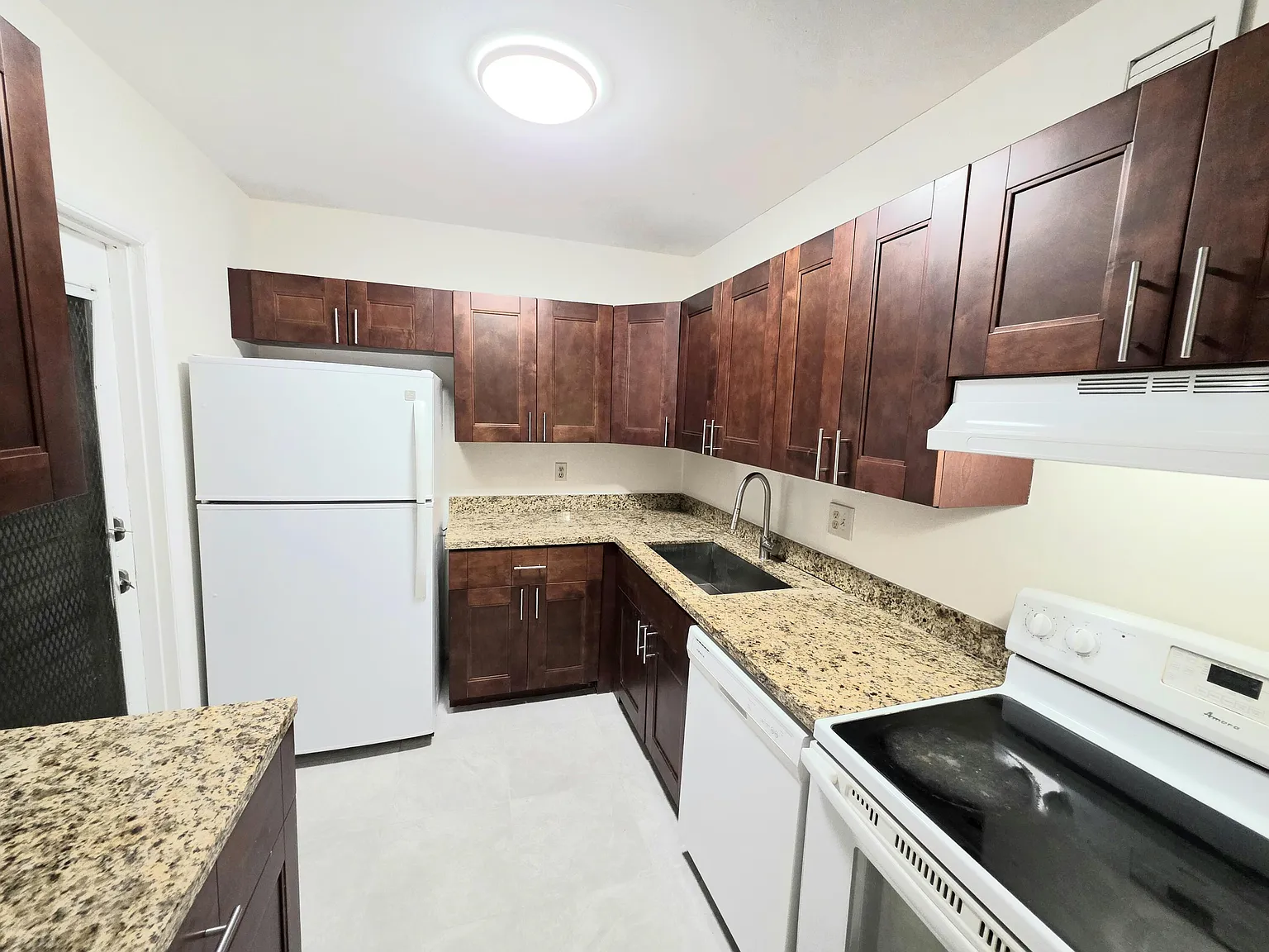 2 bed, 2.0 bath, 995 sqft, $2,045 — Photo 3