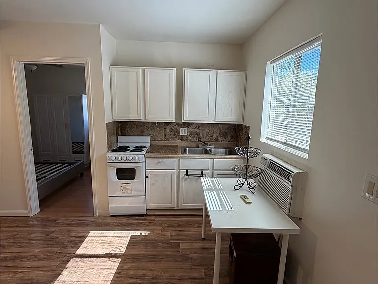 10642 Nettleton St #1/2 — Photo 3