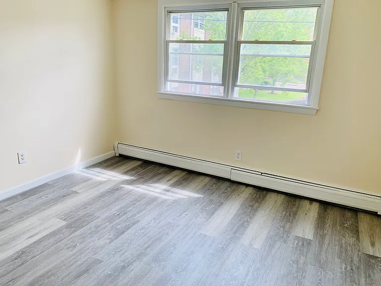 29 Woodbine St #7 — Photo 16