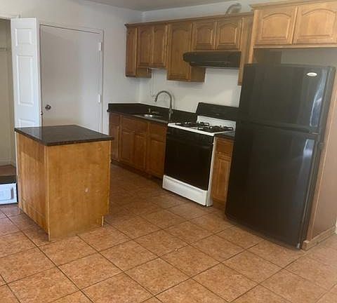 3rd image of 30 Gray St
