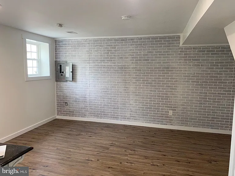 323 E Chestnut St #4 — Photo 2