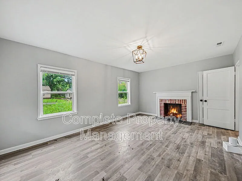 4 bed, 2.0 bath, 1623 sqft, $1,350 — Photo 3