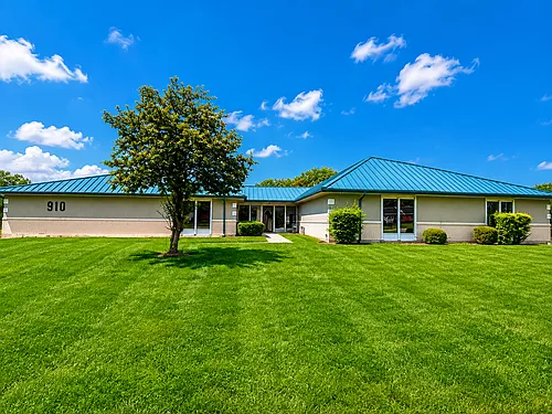 910 Taywood Rd Photo 1