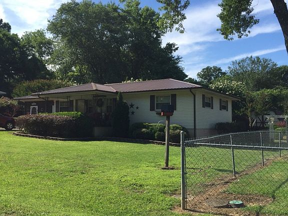 2nd image of 806 Lynn Ln