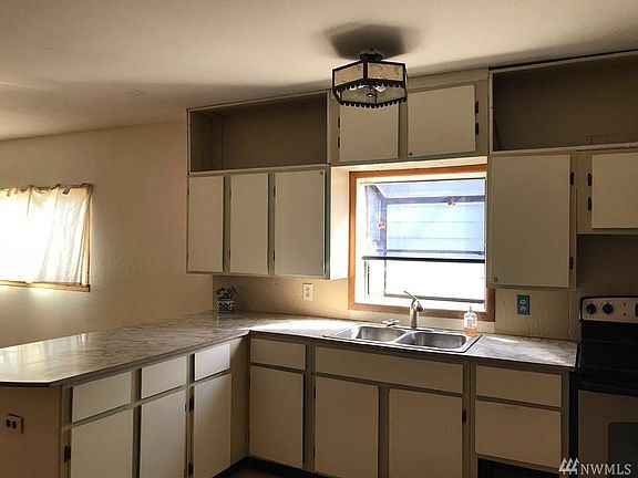 5th image of 1606 Golden St