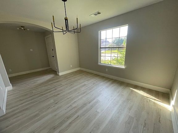 3rd image of 2836 Grandview Dr