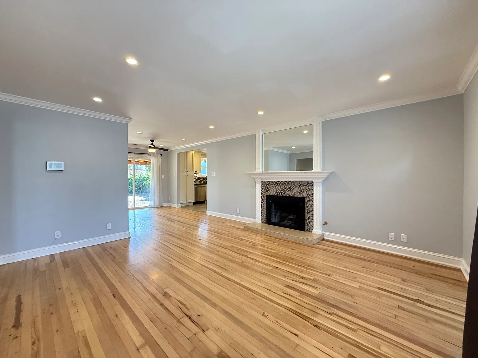 2 bed, 930 sqft, $4,500 — Photo 3