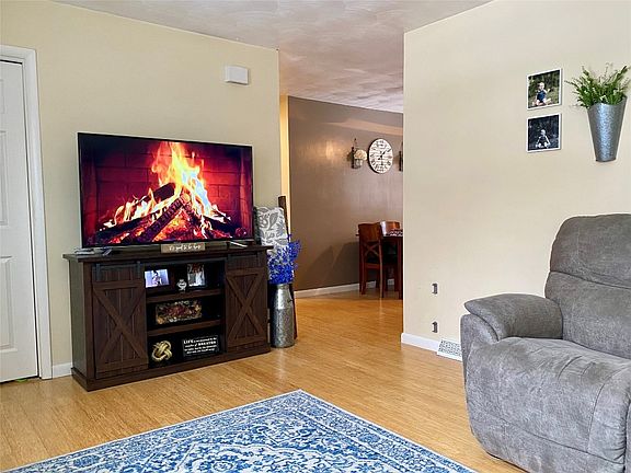 5th image of 10 Jennifer Ln