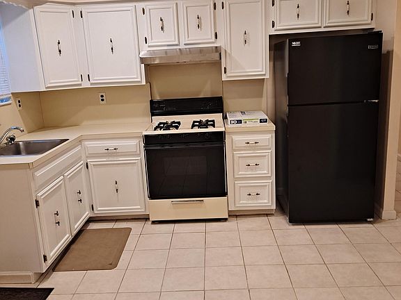 3rd image of 139 Park Dr N