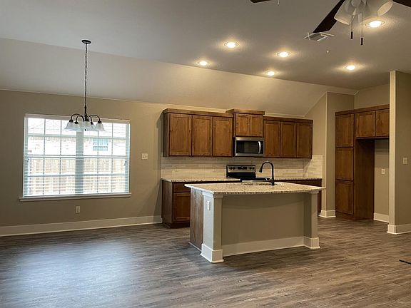 2nd image of 411 Mesa